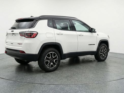 Used 2025 Jeep Compass Trailhawk image 9