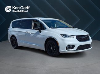 Used 2024 Chrysler Pacifica Touring-L video 1