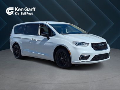 Used 2024 Chrysler Pacifica Touring-L