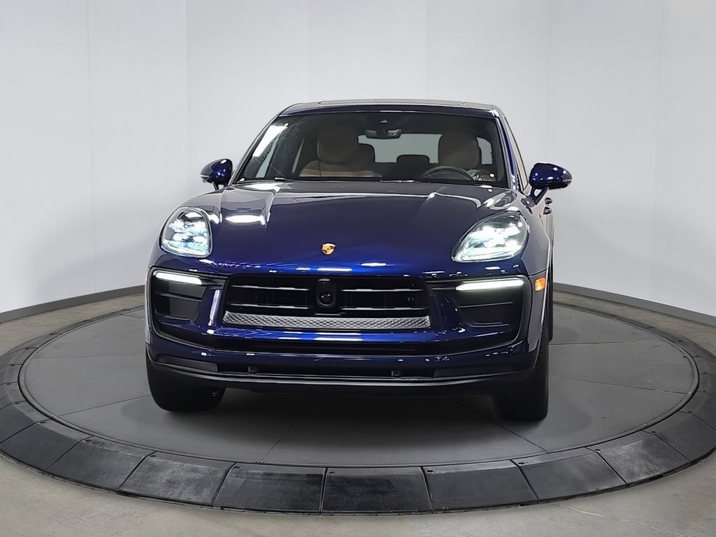 Certified 2025 Porsche Macan AWD/4WD image 10