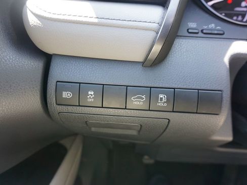 Used 2023 Toyota Camry SE image 5