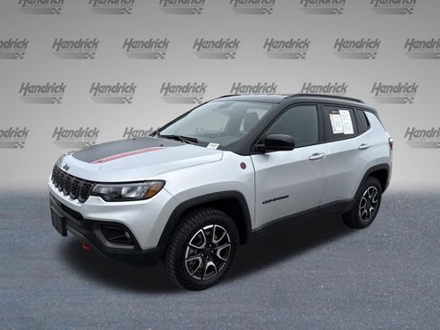 Used 2025 Jeep Compass Trailhawk AWD/4WD image 5