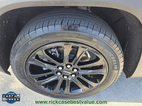 Used 2023 GMC Acadia SLT w/ Elevation Edition image 10