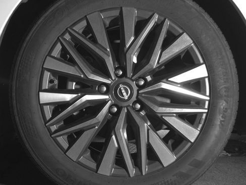 Used 2025 Nissan Altima 2.5 SV FWD image 12