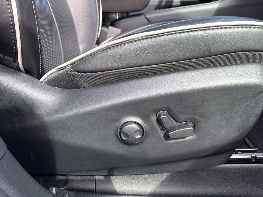 Used 2025 Chrysler Pacifica Limited FWD image 12