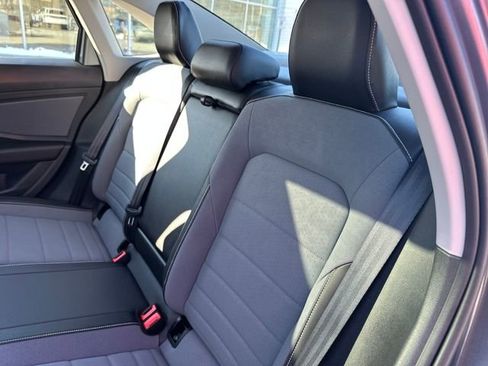 Certified 2025 Volkswagen Jetta SE w/ Sunroof Package image 32