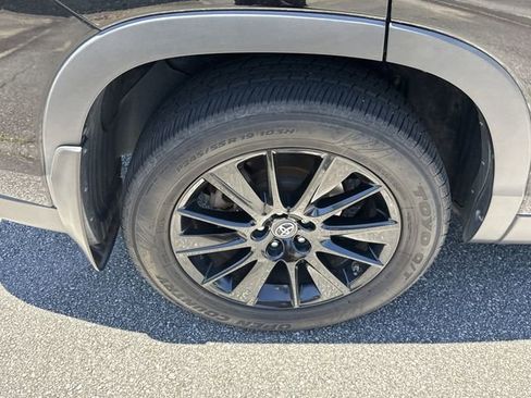 Used 2019 Toyota Highlander SE AWD/4WD image 17