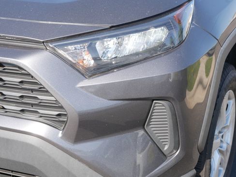 Used 2021 Toyota RAV4 LE AWD/4WD image 16