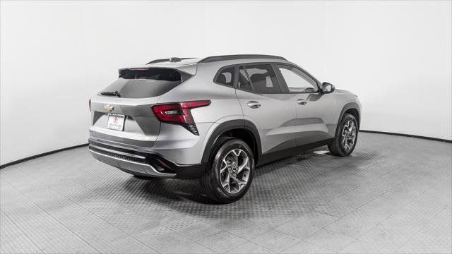Used 2025 Chevrolet Trax LT w/ LT Convenience Package FWD image 8