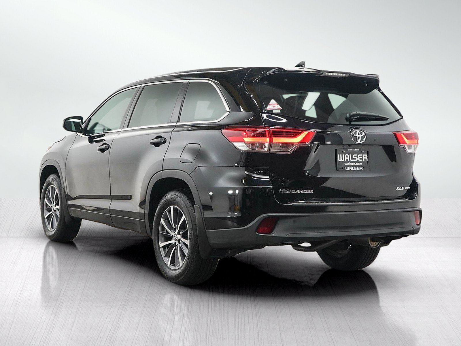 Used 2017 Toyota Highlander XLE AWD/4WD image 3