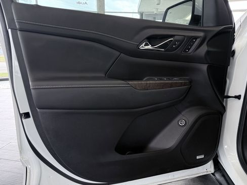 Used 2022 GMC Acadia Denali w/ Denali Ultimate Package FWD image 27