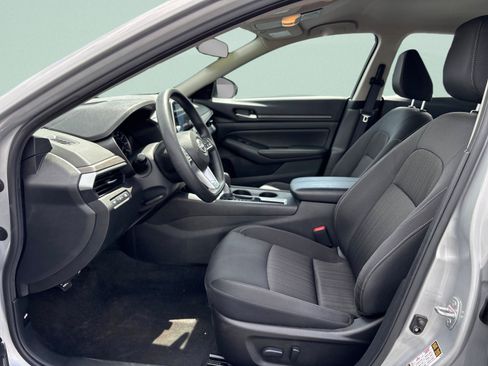 Used 2025 Nissan Altima 2.5 SV FWD image 10