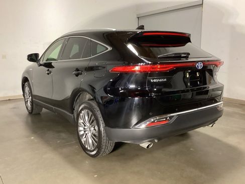 Used 2021 Toyota Venza XLE image 11