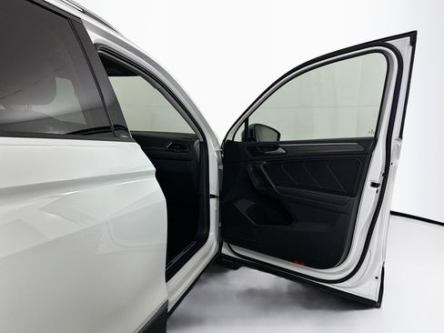 Used 2024 Volkswagen Tiguan SE image 32