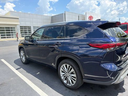 Used 2023 Toyota Highlander Platinum FWD image 12