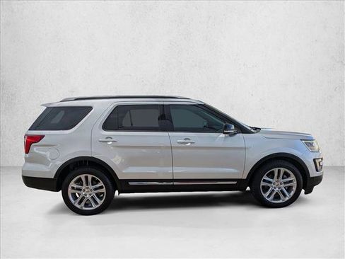 Used 2016 Ford Explorer XLT w/ Equipment Group 202A FWD image 4