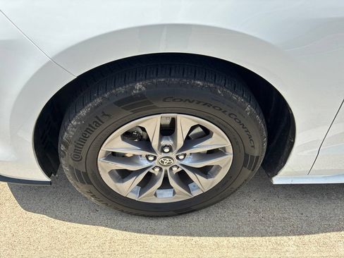 Used 2023 Toyota Sienna LE FWD image 5