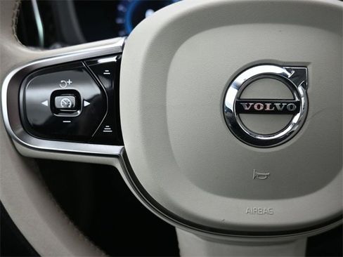 Used 2024 Volvo XC60 B5 Plus image 27