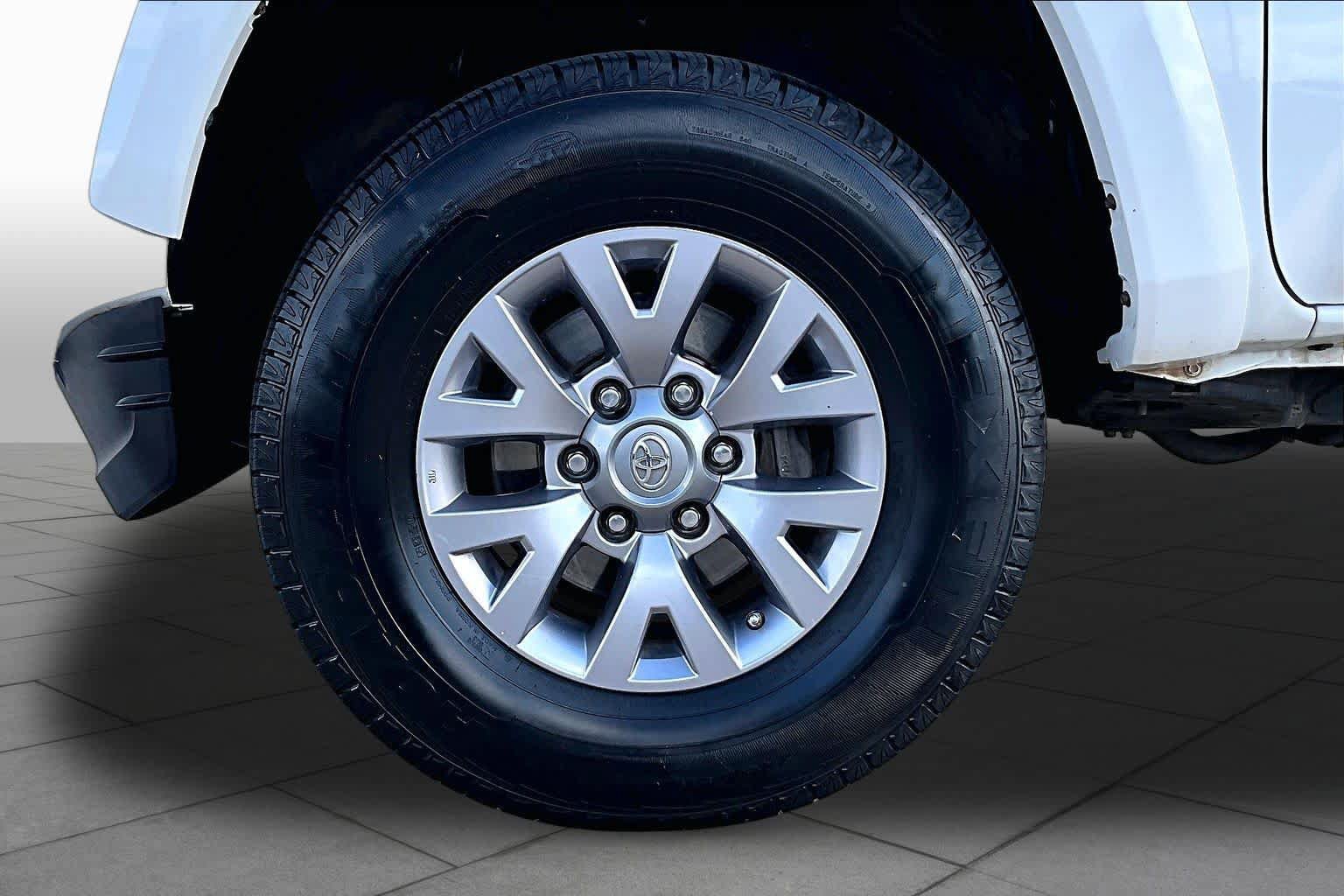 Used 2017 Toyota Tacoma SR5 w/ Tow Package RWD image 10