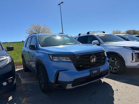 Used 2025 Honda Pilot TrailSport image 3