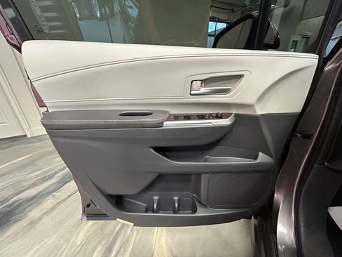 Used 2022 Toyota Sienna XLE FWD image 51