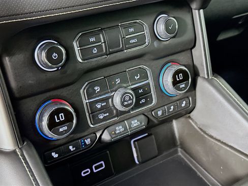 Used 2024 Chevrolet Suburban Premier AWD/4WD image 17