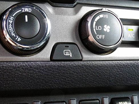 Used 2019 Toyota Tacoma TRD Sport w/ Technology Package AWD/4WD image 31