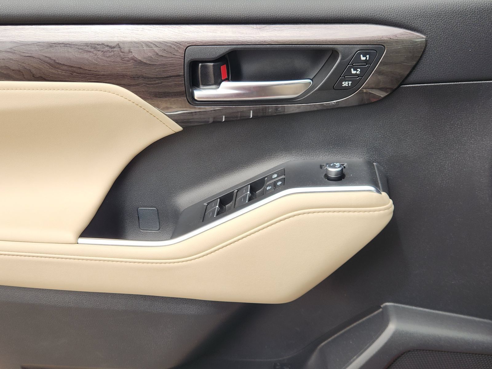 Used 2024 Toyota Highlander Limited AWD/4WD image 26