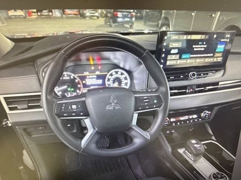 Used 2025 Mitsubishi Outlander SE image 6