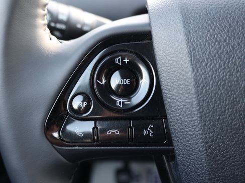 Used 2020 Toyota Prius XLE AWD/4WD image 25