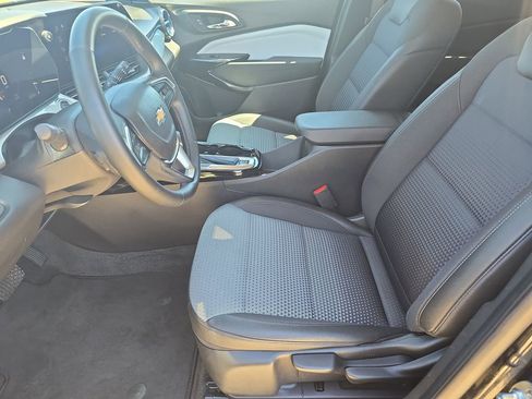 Used 2025 Chevrolet Trax LT w/ LT Convenience Package FWD image 31
