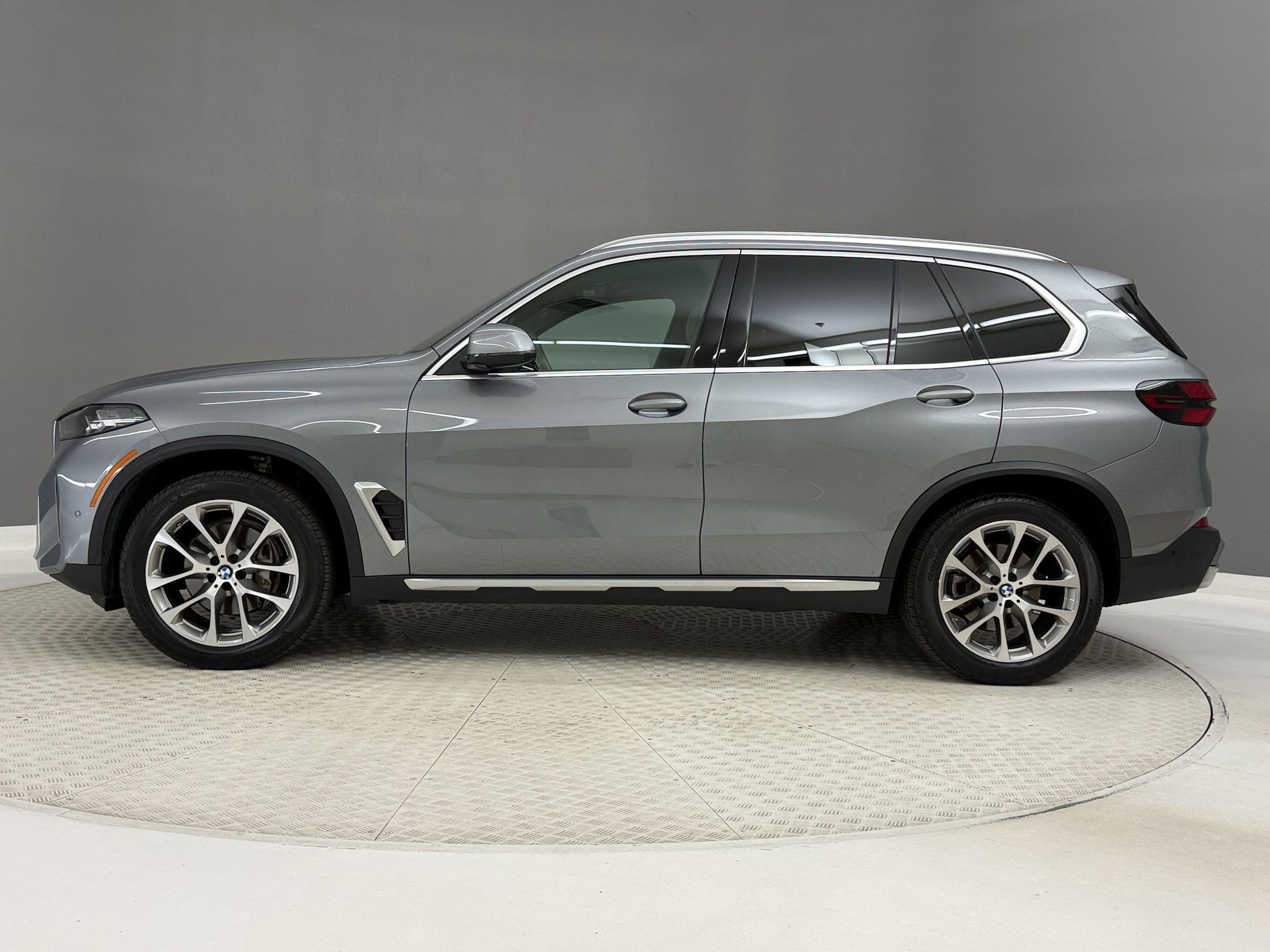 Certified 2024 BMW X5 sDrive40i w/ Parking Assistance Package RWD image 2