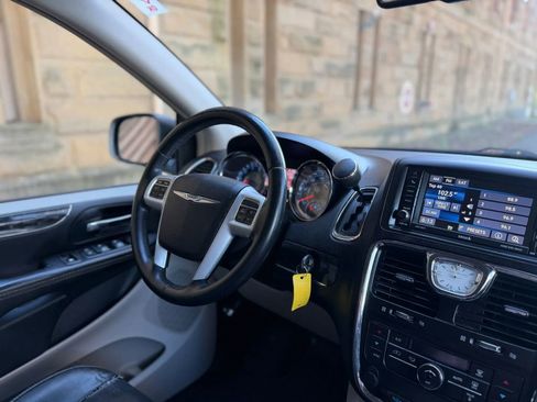 Used 2015 Chrysler Town & Country Touring FWD image 11