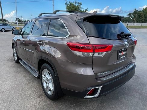 Used 2017 Toyota Highlander Limited FWD image 4