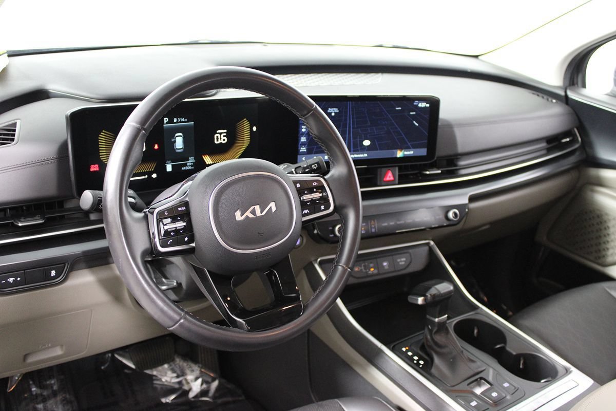 Used 2025 Kia Carnival FWD image 11