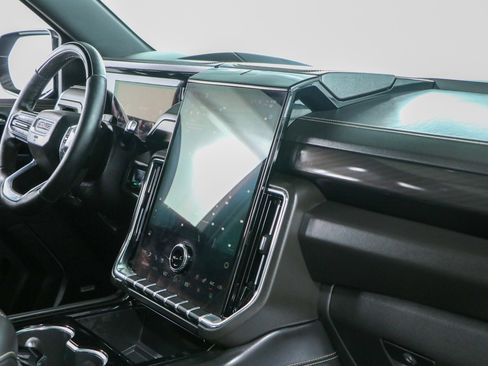 Used 2025 GMC Yukon Elevation w/ Elevation Premium Package AWD/4WD image 32