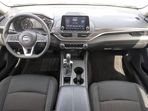 Used 2025 Nissan Altima 2.5 SV FWD image 13