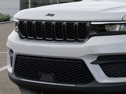 New 2025 Jeep Grand Cherokee Altitude image 11