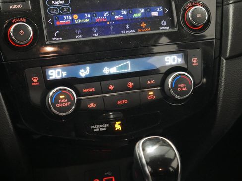 Used 2018 Nissan Rogue SV image 23