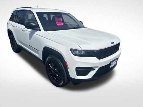 Used 2025 Jeep Grand Cherokee Altitude AWD/4WD image 7
