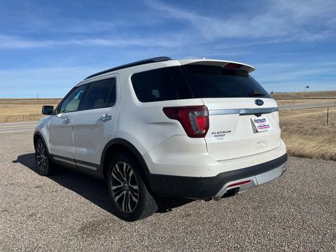 Used 2017 Ford Explorer Platinum image 3