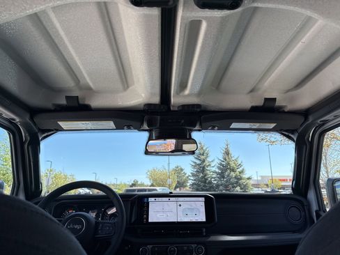 Used 2026 Jeep Wrangler Unlimited Rubicon AWD/4WD image 25