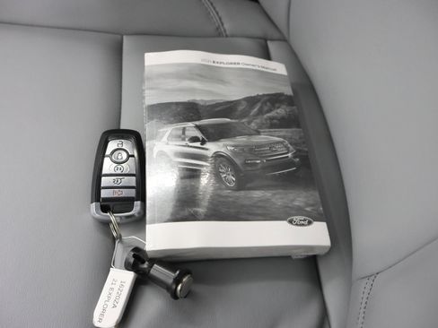 Used 2021 Ford Explorer XLT w/ Equipment Group 202A AWD/4WD image 47