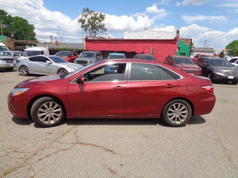 Used 2015 Toyota Camry XLE w/ Moonroof Package FWD image 3