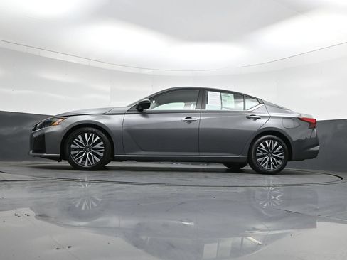 Used 2024 Nissan Altima 2.5 SV FWD image 32