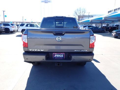 Used 2021 Nissan Titan SV w/ SV Convenience Package image 3