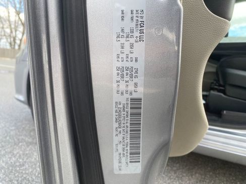 Used 2018 Dodge Grand Caravan SE w/ UConnect Hands-Free Group image 32