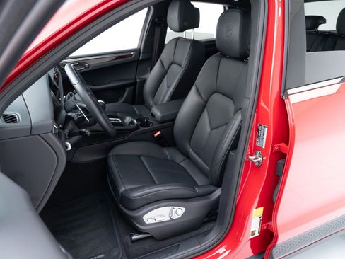 Certified 2025 Porsche Macan image 5