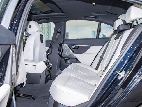 Used 2025 BMW i5 M60 w/ Premium Package image 22