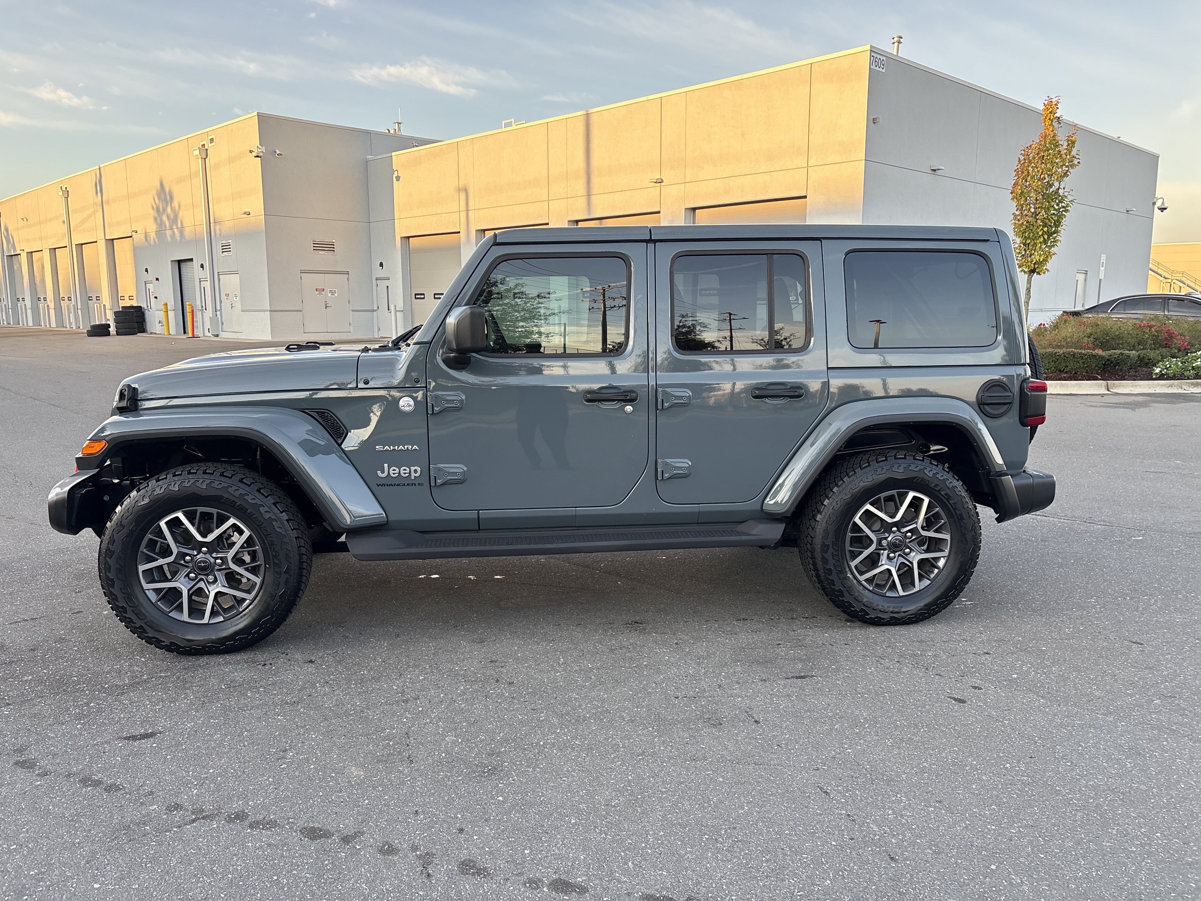 Used 2024 Jeep Wrangler Unlimited Sahara w/ Technology Group AWD/4WD image 6